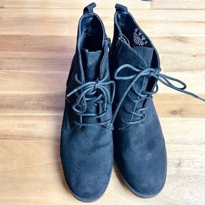 Women’s Lace-Up Chukka Boots